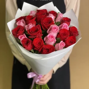 Букет из 25 красных и розовых роз (60 см)