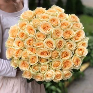 Букет из 51 персиковой розы 50 см — Розы