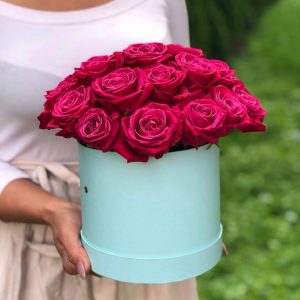 15 малиновых роз в шляпной коробке — 15 голландских роз