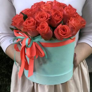 Букет из 25 оранжевых роз в коробке — Розы