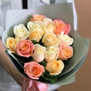 15 нежных роз 70 см в упаковке — Розы