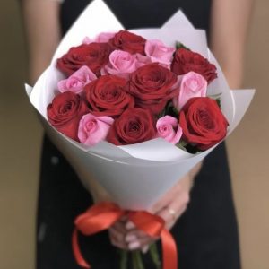 Букет из 15 красных и розовых роз 40 см — Розы