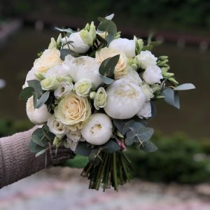 Свадебный букет Микс с пионами — Букет невесты из кустовых роз