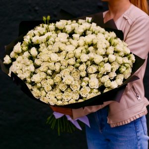 Букет из 101 белой кустовой розы — Белые розы для любимой