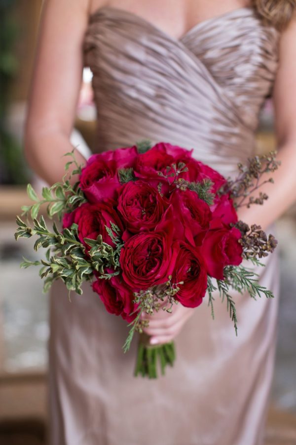 Букет невесты из малиновых пионовидных роз