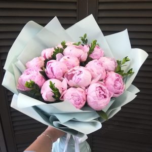 15 розовых пионов в упаковке — Пионы