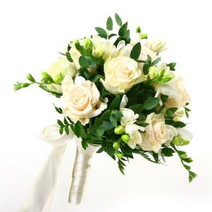Белый букет невесты из фрезий и роз
