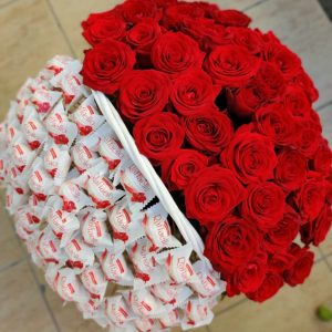 Букет из 51 розы и рафаэлло в корзине — Розы