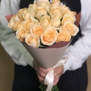 Букет из 25 кремовых роз (50 см) — Розы