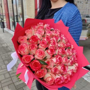 Букет из 51 розово-белой розы (70 см.) — 51 голландская роза