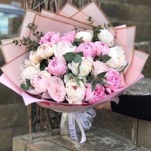 19 бело-розовых пионов в упаковке — Пионы