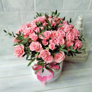 15 розовых кустовых роз в шляпной коробке — Розы