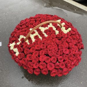 201 роза в корзине для мамы — 205 роз