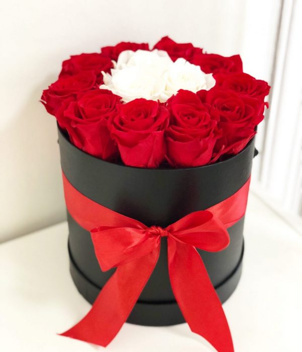 Букет из 15 красных и белых роз в коробке