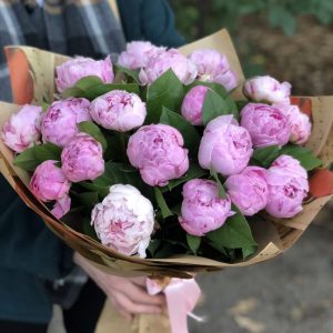 Букет из 19 розовых пионов в крафте — Пионы