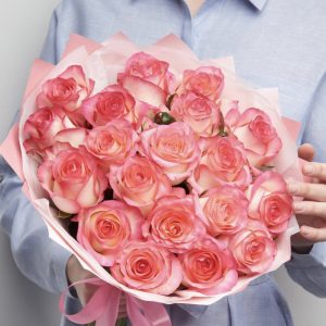 Букет из 25 розово-белых роз (50 см) — Розы