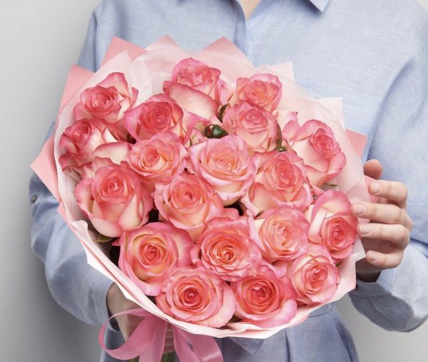 Букет из 25 розово-белых роз (50 см)