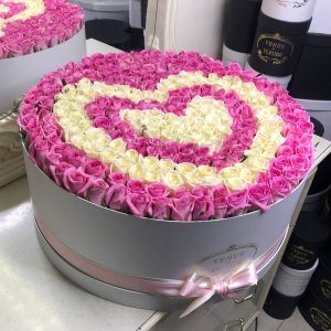 Коробка с 201 розовой и белой розой — Букет белых роз доставка