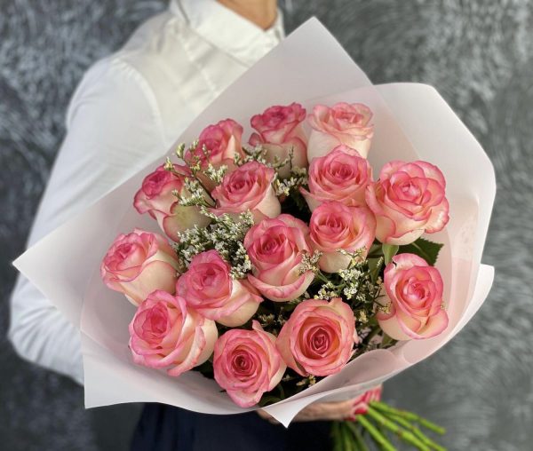 Букет из 15 розово-белых роз (50 см.)