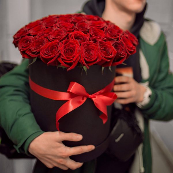 51 красная роза в черной коробке — Доставка роз