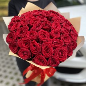 Букет из 51 красной розы 50 см — Букет красных роз девушке