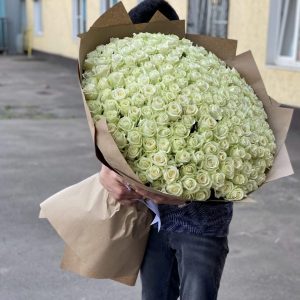 Букет из 201 белой розы в упаковке — 200 роз