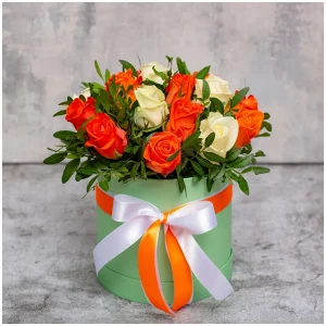 15 оранжевых и белых роз в коробке — Розы