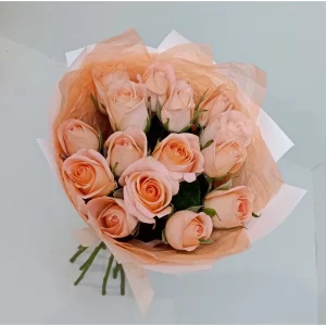 Букет из 15 персиковых роз 40 см — Доставка желтых роз