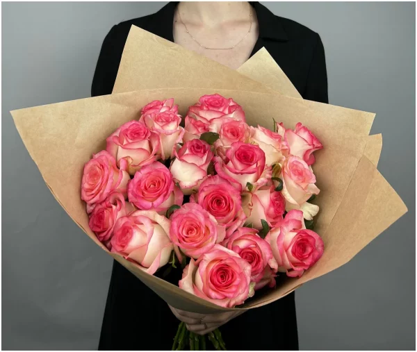 Букет из 25 розово-белых роз (60 см.)