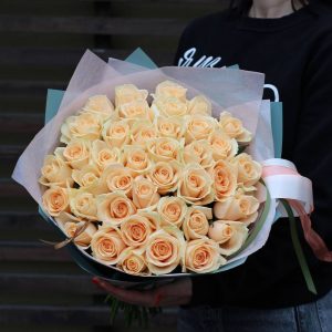 Букет из 51 персиковой розы 60 см — Розы