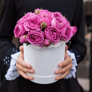 15 малиновых пионовидных роз в коробке — Розы