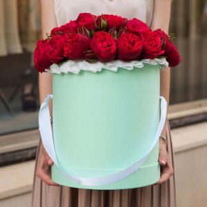 25 пионовидных роз в мятной коробке — Розы