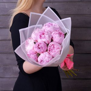 Букет из 9 розовых пионов