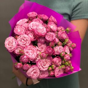 Букет из 25 роз Бомбастик — Кустовые пионовидные розы