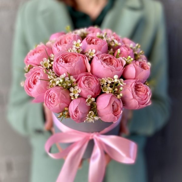25 розовых пионовидных роз в коробке