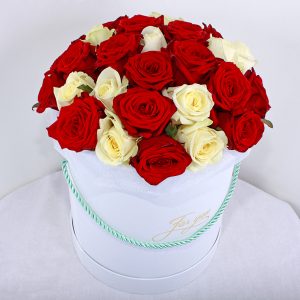 25 красных и белых роз в коробке — Розы