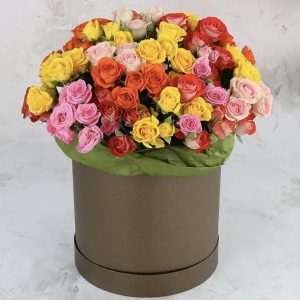 Букет из 25 кустовых роз в коробке Микс — 25 маленьких роз
