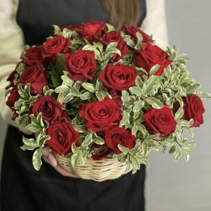 25 красных роз в корзине