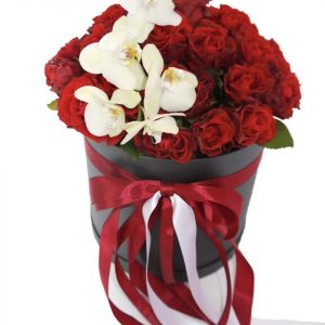 15 красных роз и орхидей в коробке —