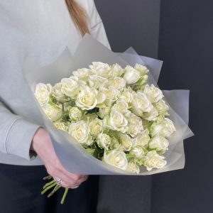 15 белых кустовых роз — 15 маленьких роз