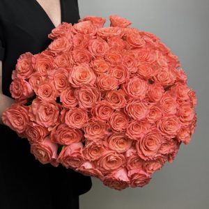 Букет из 75 коралловых роз 60 см — Розы