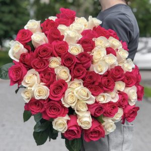 Букет из 101 розовой и белой розы — 101 роза Кения