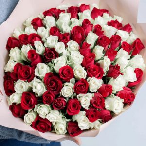 Букет из 101 красно-белой розы 70 см — Розы