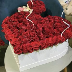 101 красная роза в коробке-сердце — Розы