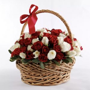 25 красно-белая роза в корзине — Розы