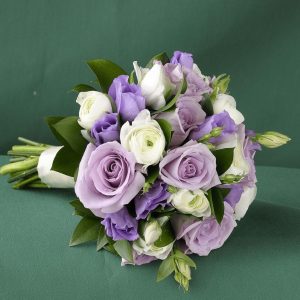 Букет невесты из роз и ранункулюсов — Букеты невесты из фиолетовых роз