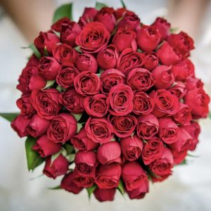Букет невесты с красными розами — Бордовые розы невесте