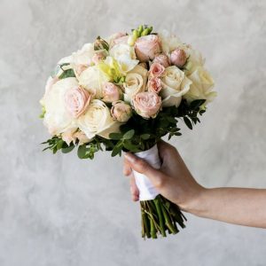 Букет невесты из светлых роз — Букет невесты из кустовых роз