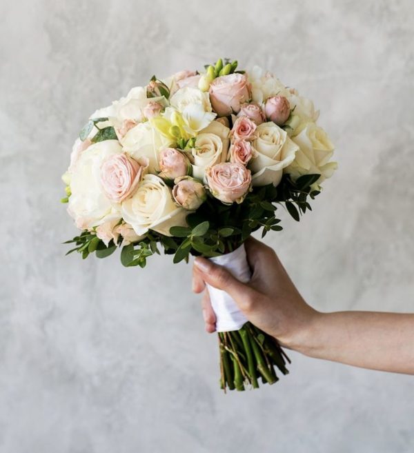 Букет невесты из светлых роз