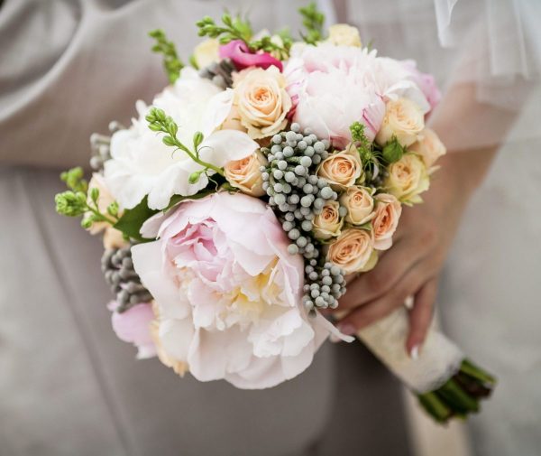 Арт-букет невесты из пионов и роз